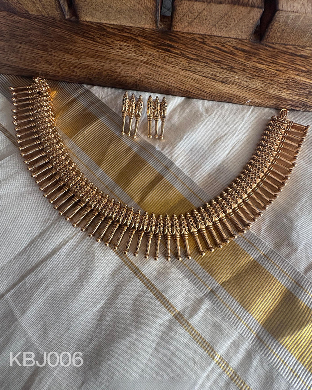 MULLAMOTT NECKLACE