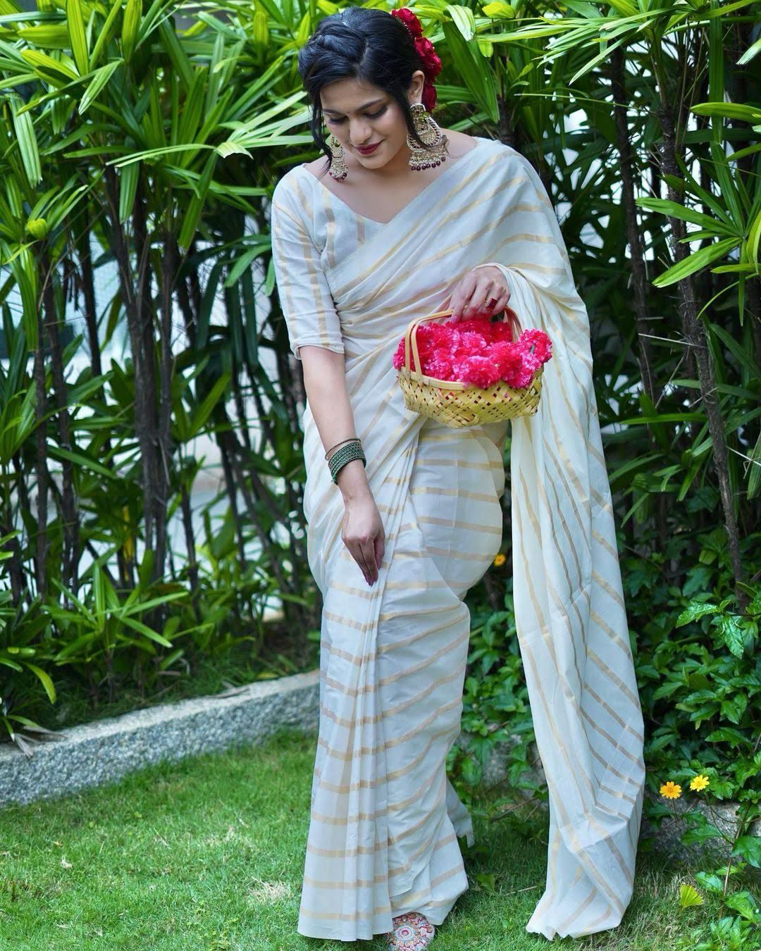 Cotton golden lines saree with tussels