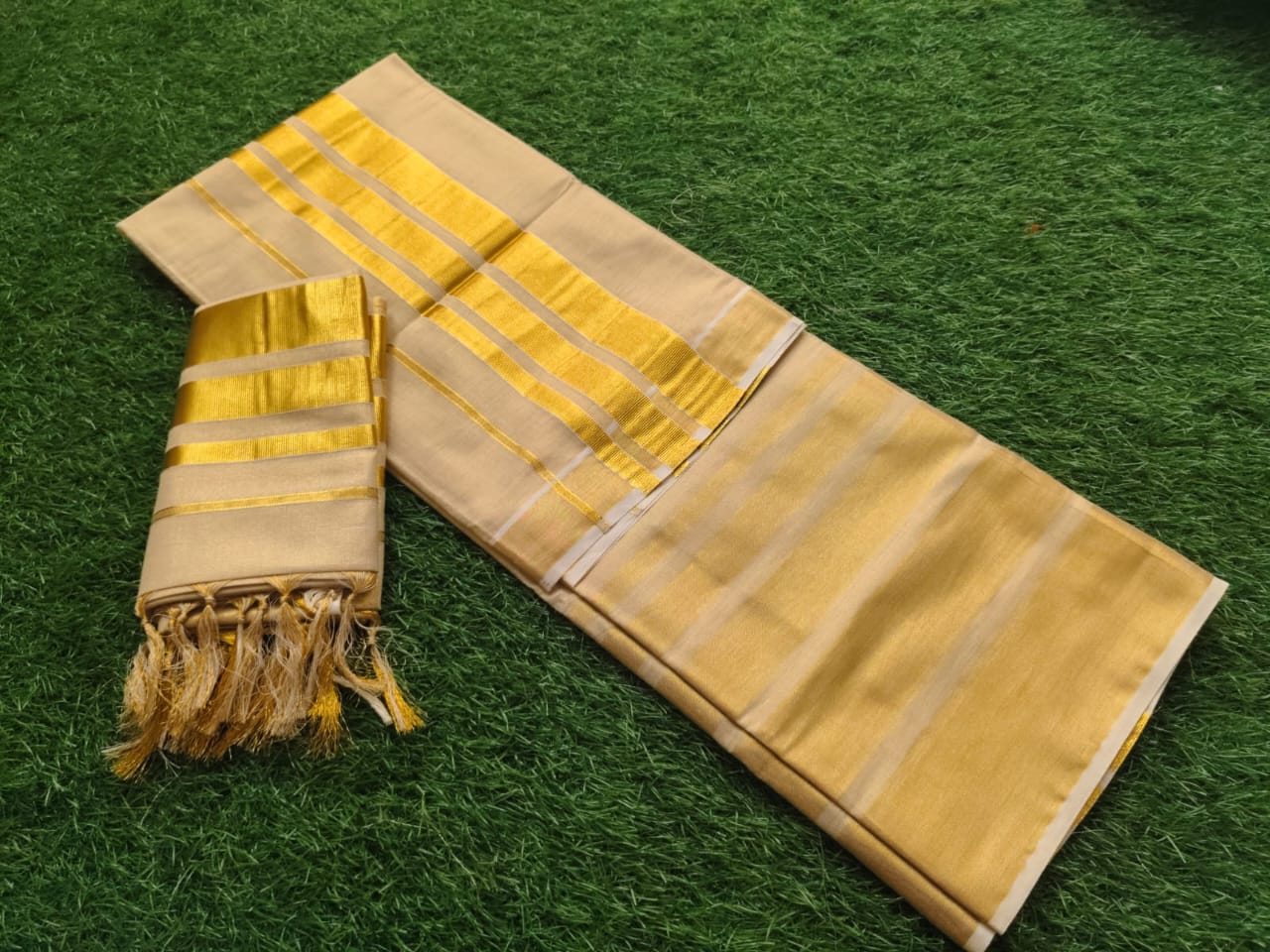 Tissue set mundu with tassels