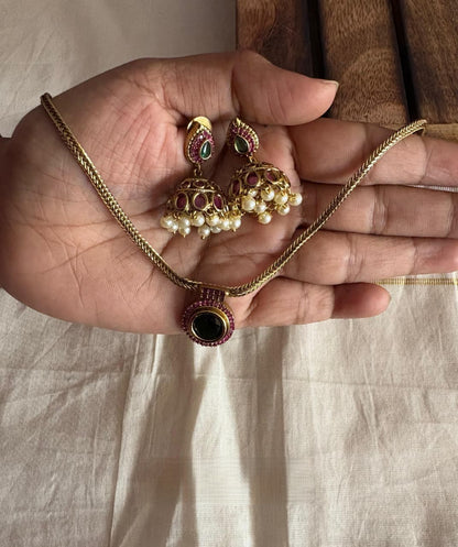 Pendant choker